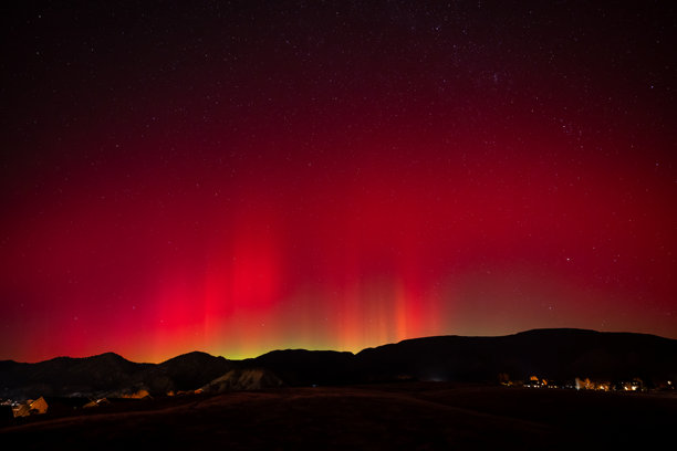 北极光 - 2025年11月11日在美国科罗拉多州新城堡镇上空出现的极光图片下载