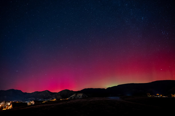 北极光-极光-2025年11月11日在美国科罗拉多州新城堡镇上空展示。图片下载