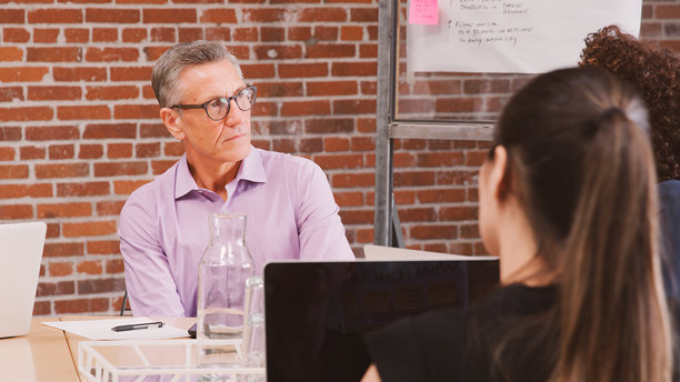 创意团队在现代办公室开会讨论想法图片下载