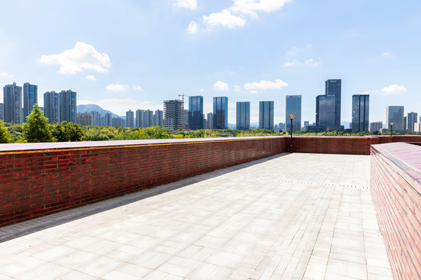 城市广场是一个开放空间，远处是办公楼。图片下载