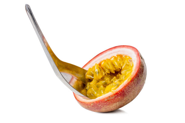 新鲜百香果配勺子的高分辨率照片，白色背景隔离，使用4500万像素高清相机拍摄图片下载