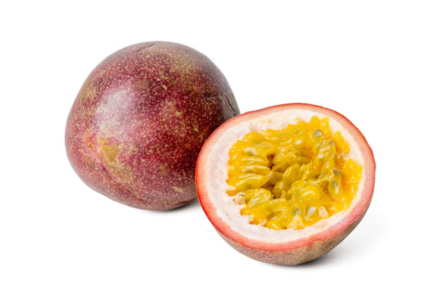 高分辨率照片，新鲜的百香果孤立在白色背景上，使用高分辨率 45MP 相机拍摄图片下载