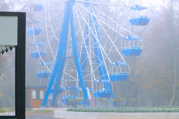 摩天轮，雾气弥漫的公园，压抑的环境，空间，地标，氛围感，城市广场，景观，无行人图片下载