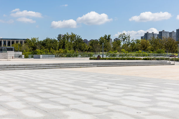 城市广场是一个开放空间，远处是办公楼。图片下载