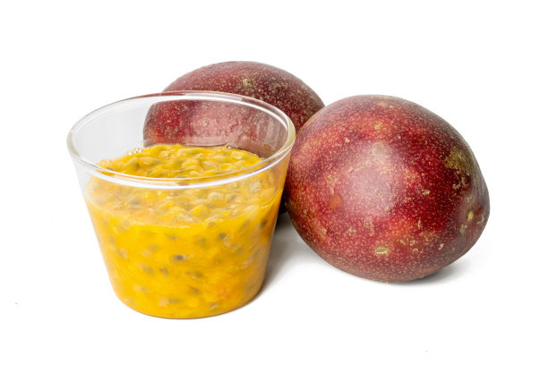 新鲜百香果的超高清照片，在透明玻璃瓶中，孤立在白色背景上，使用4500万像素高分辨率相机拍摄图片下载