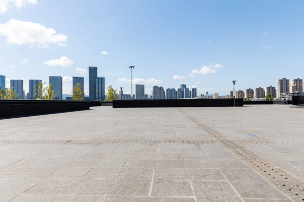 城市广场是一个开放空间，远处是办公楼。图片下载