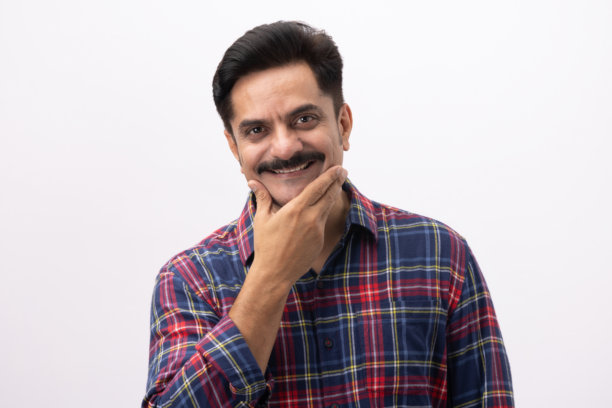 身穿格子衬衫的英俊中年男性，白色背景下的照片素材图片下载