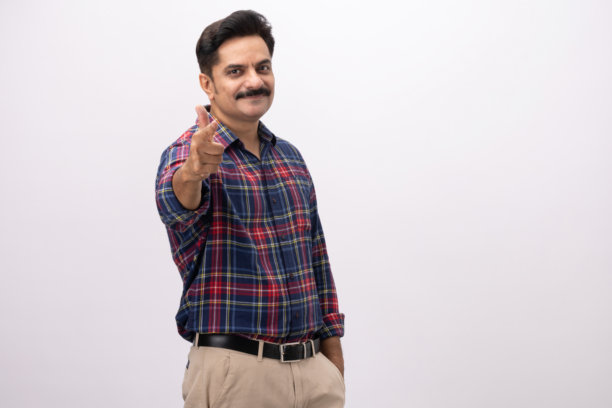 英俊的中年男子身穿格子衬衫，白色背景的库存照片图片下载