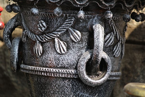 装饰性黑色金属花盆，带有雕刻装饰设计 – 复古工艺花盆图片下载