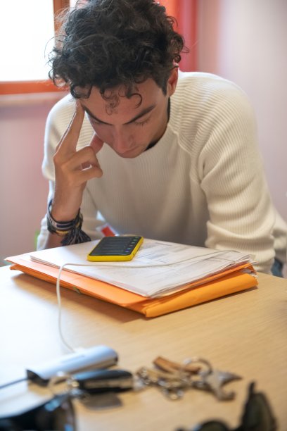 年轻人在明亮的办公空间安静地查看他的智能手机图片下载