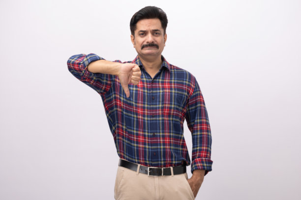 英俊的中年男子穿着格子衬衫，在白色背景下拍摄的素材照片图片下载