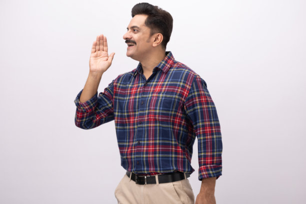 英俊的中年男子穿着格子衬衫，白色背景的素材照片图片下载