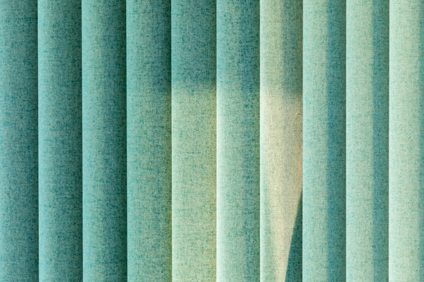 蓝绿色垂直褶皱织物面板构成了现代纹理背景，适用于设计项目和素材使用图片下载