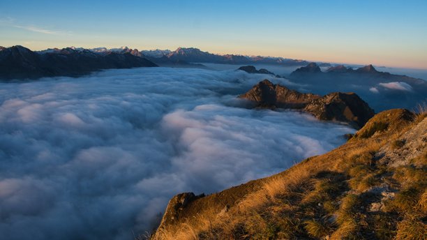 Toggenburg Lütispitz 的壮丽日出。阿彭策尔地区雾海之上的日出。绝美的山脉全景。高质量照片。图片下载