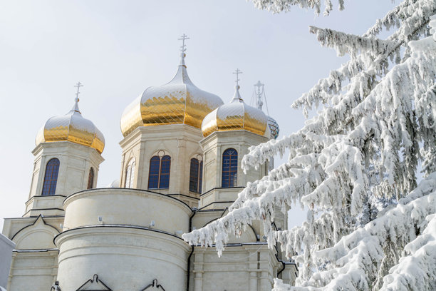 俄罗斯斯塔夫罗波尔喀山大教堂在阳光明媚的冬日照片图片下载