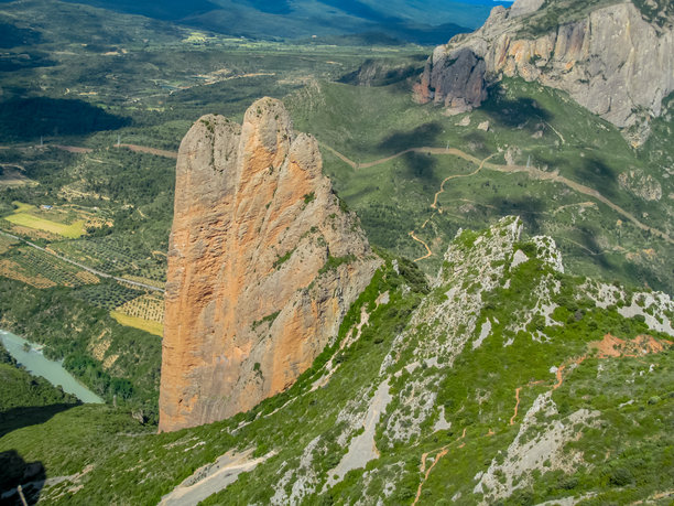 西班牙的马略斯-德-里格洛斯，拥有高耸的红色砂岩悬崖、垂直的岩层和崎岖的山地景观图片下载