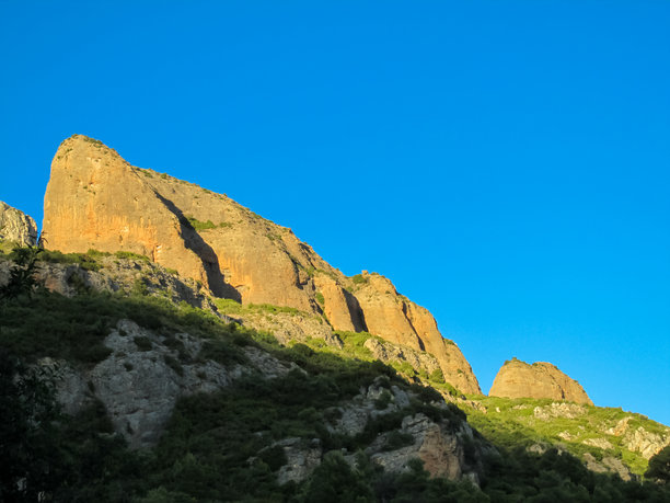 西班牙的马略斯德里格洛斯，拥有高耸的红色砂岩悬崖、垂直的岩石构造和崎岖的山地景观图片下载