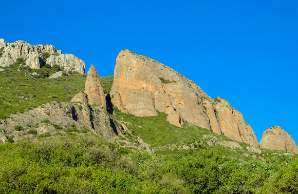 西班牙的马略斯德里格洛斯，拥有高耸的红色砂岩悬崖、垂直的岩石构造和崎岖的山地景观图片下载