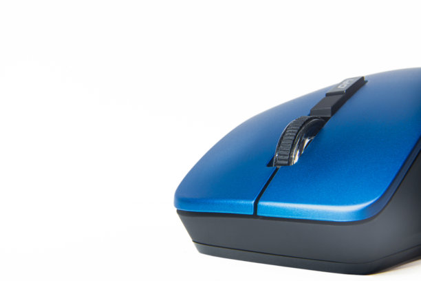 蓝色的无线电脑鼠标，孤立在白色背景上，带有复制空间，极简的办公室科技背景，适用于网页横幅设计图片下载
