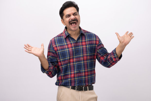 帅气的成年男性穿着格子衬衫，纯白背景，素材图片图片下载