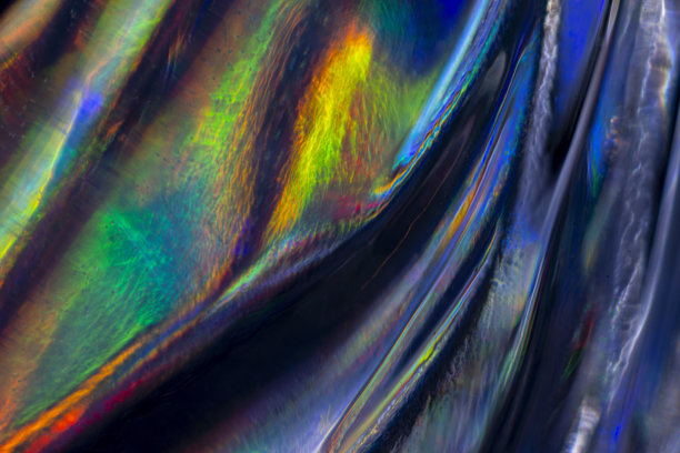 玻璃花瓶折射光线形成彩色图案的素材图片下载