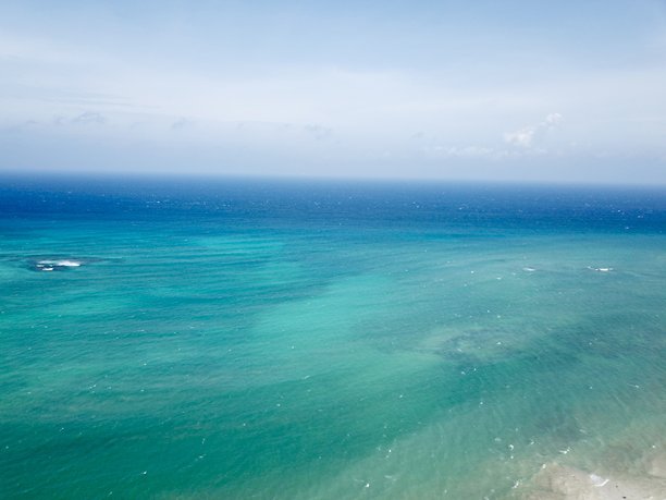 从上方拍摄的加勒比海美景无人机照片图片下载