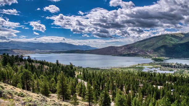 科罗拉多州双子湖的景色。攀登埃尔伯特山，这是一座海拔超过14000英尺的山峰。靠近历史悠久的利德维尔村。可以欣赏到周围落基山脉壮丽的景色。高质量照片图片下载