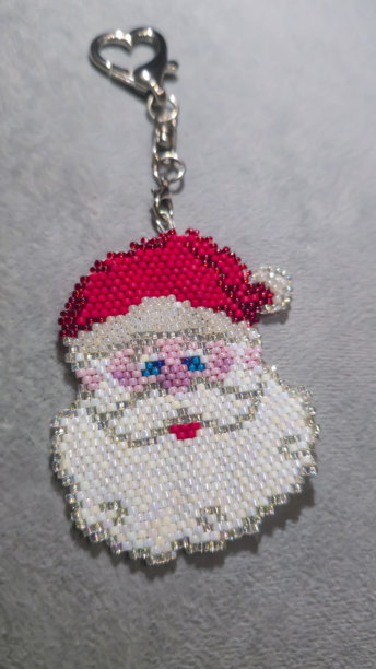 圣诞老人钥匙扣，由彩色种子珠和玻璃珠手工制作而成图片下载