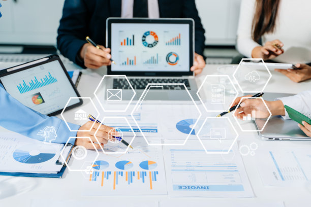 团队会议概念，商务人士在早晨的办公室内，通过笔记本电脑、智能手机和数字平板电脑，在虚拟图标网络图上进行数字营销媒体工作图片下载