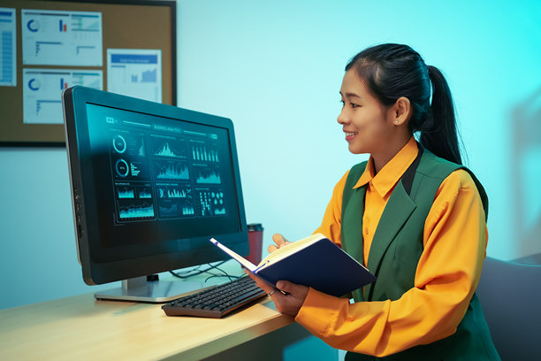 一位亚洲女商人正在电脑屏幕上分析数字图表，审阅业绩报告和财务数据，以制定战略性商业见解并支持现代商业环境下的决策。图片下载