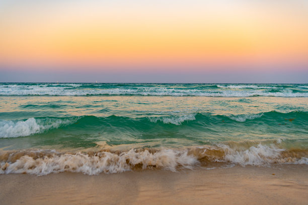 田园风光日出海景。自然日出的照片。海滩日出自然风光。图片下载