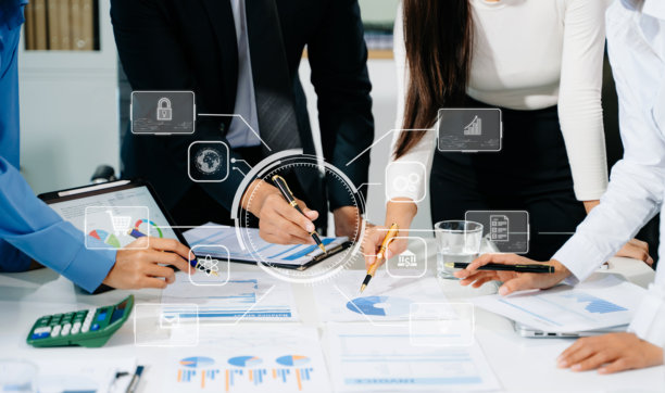 工作团队会议概念，商务人士在晨光中的虚拟图标网络图办公室里使用笔记本电脑、智能手机和平板电脑进行数字营销媒体活动图片下载