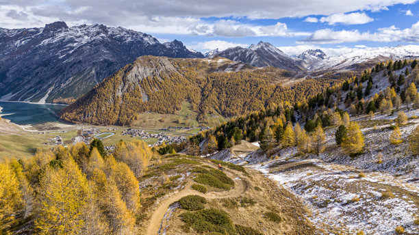 航拍视角，一名女子在意大利利维尼奥的山路上骑行山地自行车图片下载