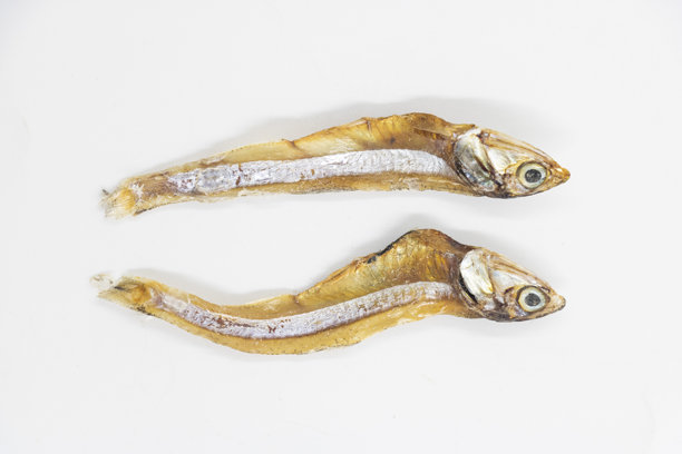 特写镜头对准一小撮晒干的小鱼，作为食材图片下载