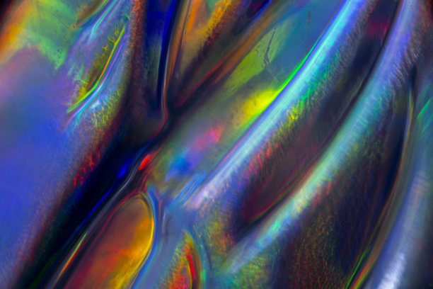 玻璃花瓶折射光线形成彩色形状的素材图片下载