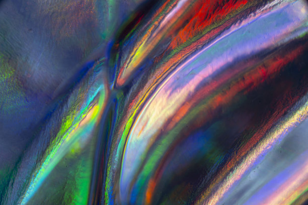 玻璃花瓶折射光线形成彩色图案的素材图片下载