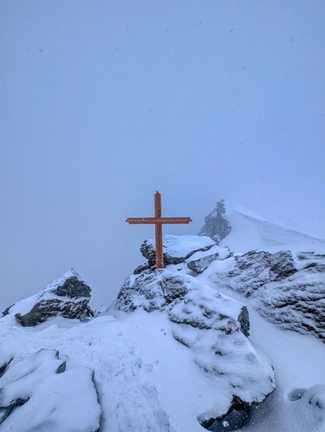 瓦莱州弗莱彻峰上的山顶十字。雪山和冰川徒步之旅。瑞士萨斯格伦德上方的山地徒步。高质量照片。图片下载