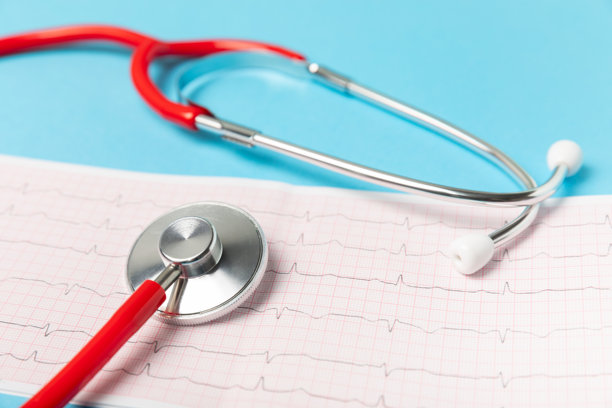 彩色背景上的医疗听诊器、红色心脏和心电图。心电图、心跳波、心脏病发作、心电图报告。心电图脉搏痕迹与心脏概念。医疗保健。留有文字空间图片下载