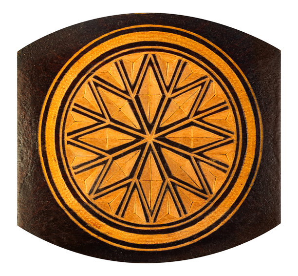 白色背景上孤立的雕刻圆形华丽木质元素照片。图片下载