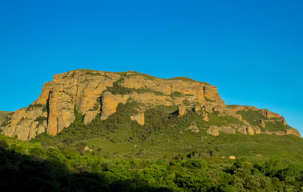 西班牙的马洛斯-德里格洛斯，拥有高耸的红色砂岩悬崖、垂直的岩石构造和崎岖的山地景观图片下载