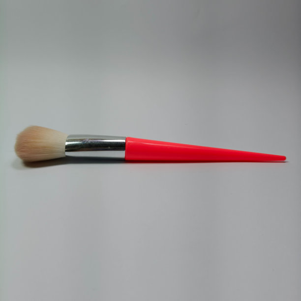 柔软的散粉刷，专为女孩设计，摆放在干净的白色背景上，是化妆、美容拍摄和化妆品品牌推广的理想选择。图片下载