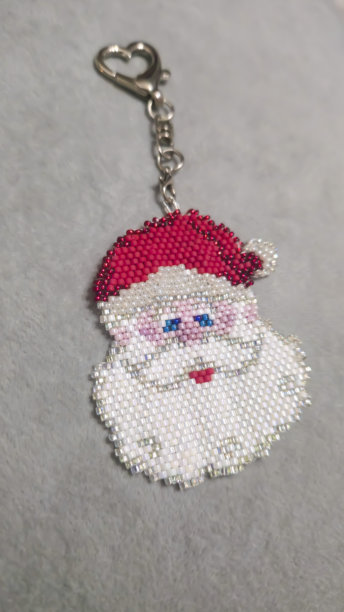多色种子珠和玻璃珠手工制作的圣诞老人钥匙扣图片下载