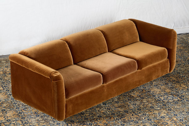 复古丝绒沙发，具有中世纪现代风格图片下载