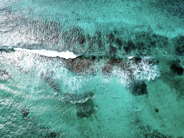 从空中拍摄的墨西哥普拉亚卡门加勒比海和春尊布尔珊瑚礁的航拍照片图片下载