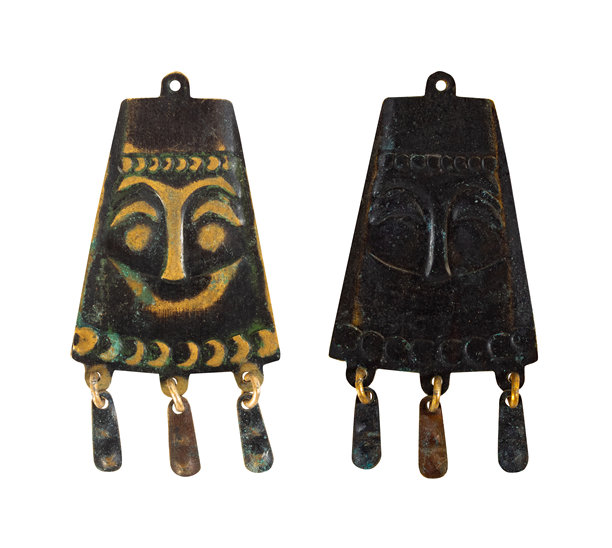 孤立的生锈磨损铜质吊坠照片，背景为白色。图片下载