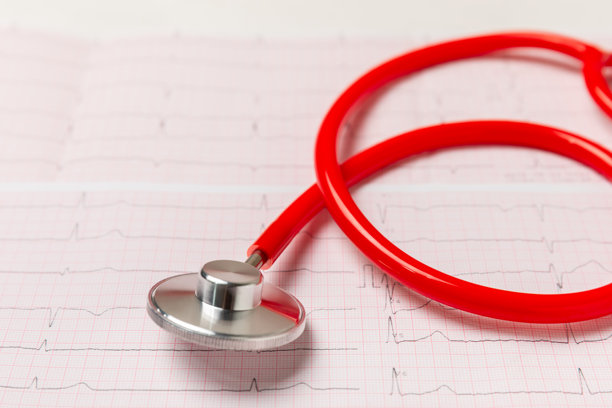 医学听诊器、红色心脏和心电图在彩色背景上。心电图、心波、心脏病发作、心电图报告。心电图脉搏描记和心脏概念。医疗保健。留有文字空间图片下载