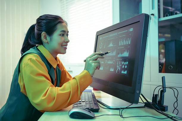 一位亚洲女商人正在电脑屏幕上分析数字图表，审阅业绩报告和财务数据，以制定战略性商业见解并支持现代环境下的决策。图片下载