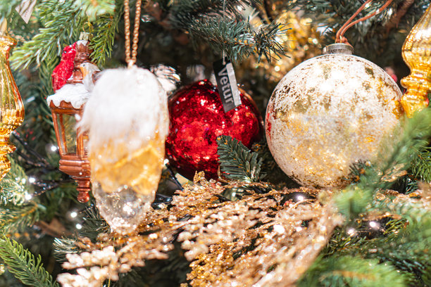 新年圣诞树，饰有红色、金色、银色装饰品，节日气氛浓厚，设计独特，闪耀的装饰，立体外观，优雅造型，写实风格图片下载