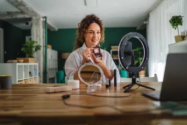 女性博主进行美妆教程拍摄，展示美妆产品图片下载