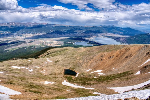 科罗拉多州双子湖景观。攀登埃尔伯特山，这是十四峰之一。靠近历史悠久的利德维尔村。坐拥落基山脉壮丽景色。高质量照片图片下载